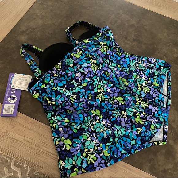 Fit 4 U
Plus Size Square Neck V Hem Swim Top - Picture 4 of 7